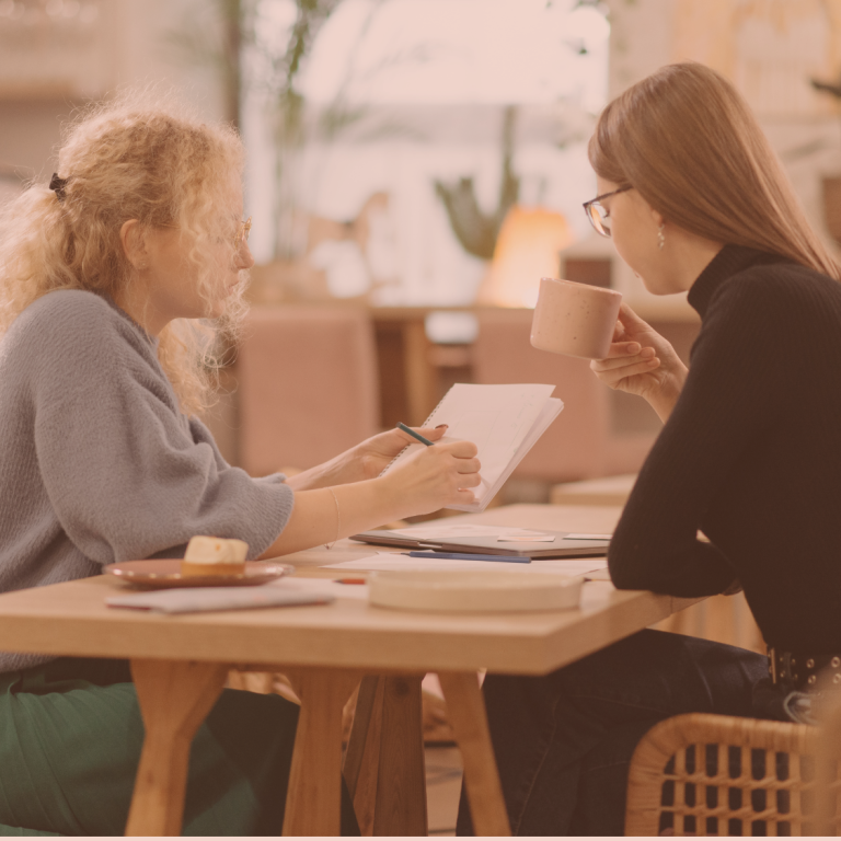 Zwei Frauen besprechen geschäftliches auf einen Kaffee/©Pavel Danilyuk_Canva
